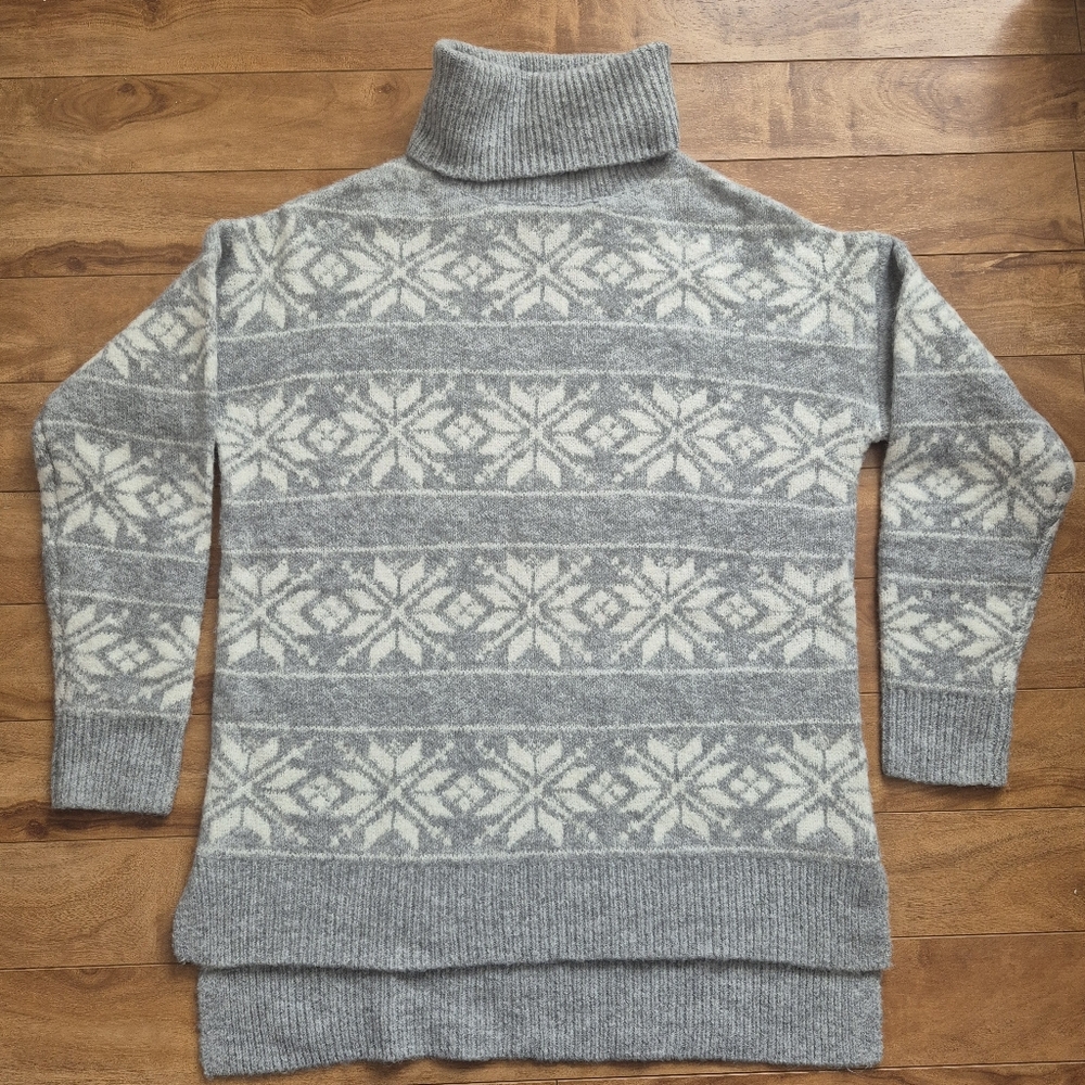 Cupcakes and Cashmere Womens Festive Grey Fair Isle Turtleneck Sweater – Size S